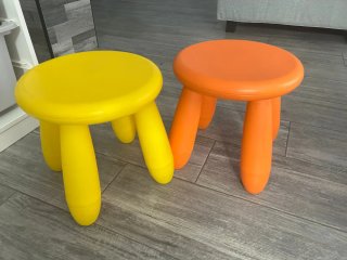 Mesa y 4 sillas infantiles de colores