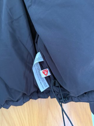 Chaqueta negra acolchada corta