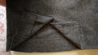 Vestido verde militar con cadena