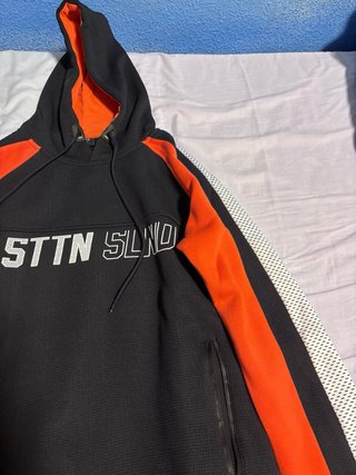 Sudadera STTN SLND Negra y Naranja