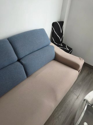 Sofá de tela beige y azul