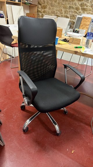 Silla de oficina ergonómica negra, tengo 10.
