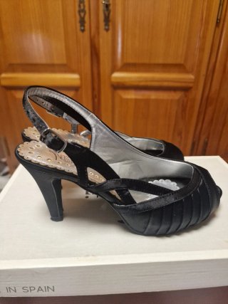 Sandalias negras de tacón