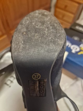Sandalias negras de tacón