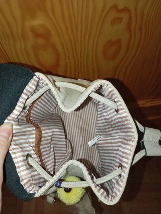 Mochilas beige y multicolor