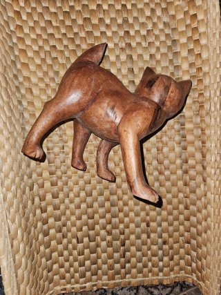 Figura de gato de madera tallada