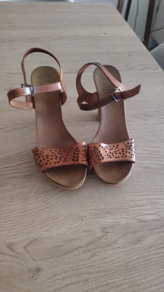 Sandalias tacón marrón con tiras