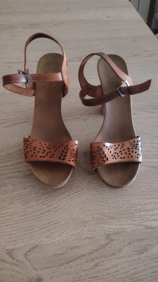 Sandalias tacón marrón con tiras