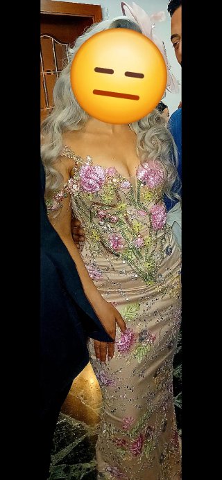 Vestido elegante floral beige y rosa