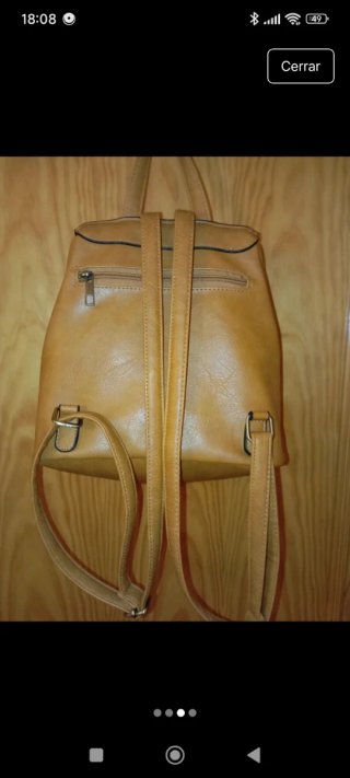 Mochila de cuero marrón con grabado