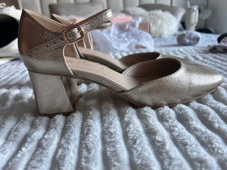 Tacones dorados talla 39, nuevos sin usar