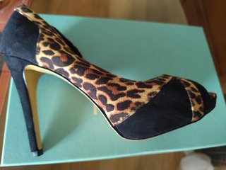 Zapatos de tacón leopardo y negro.Solo una puesta