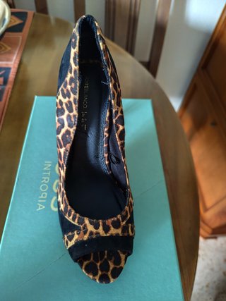 Zapatos de tacón leopardo y negro.Solo una puesta