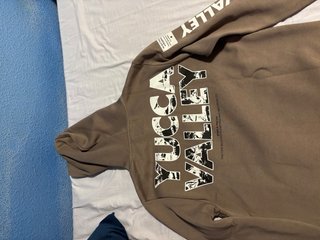 Sudadera marrón con estampado gráfico