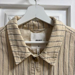 Chaqueta ligera a rayas beige y negra