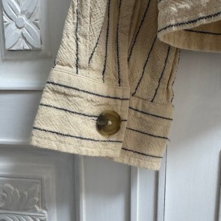 Chaqueta ligera a rayas beige y negra