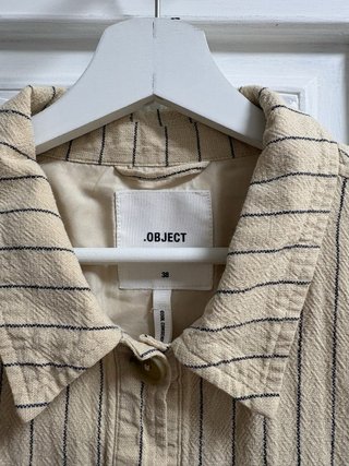 Chaqueta ligera a rayas beige y negra