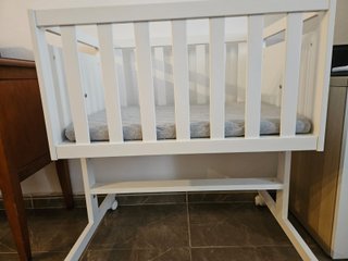Minicuna blanca con ruedas
