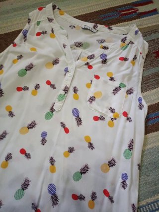 Blusa sin mangas con estampado de piñas verano