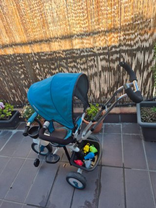 Triciclo infantil azul con capota