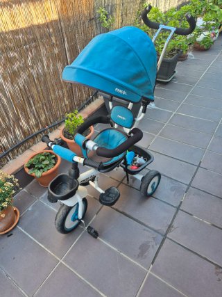 Triciclo infantil azul con capota