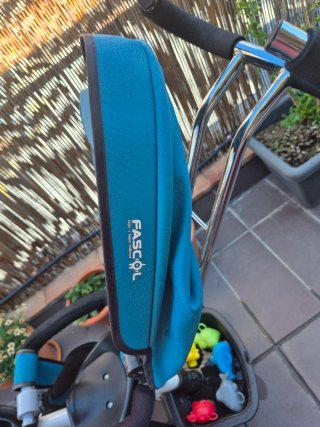 Triciclo infantil azul con capota