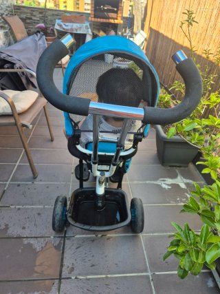 Triciclo infantil azul con capota