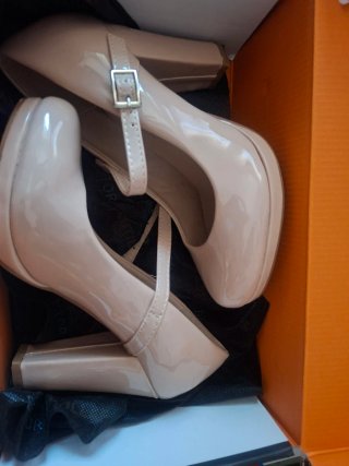 Zapatos de tacón beige