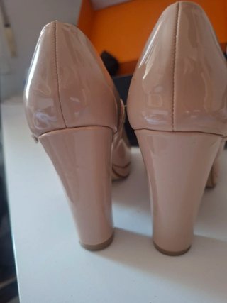 Zapatos de tacón beige