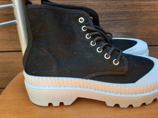 Botas altas negras y blancas nuevas