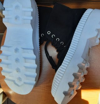 Botas altas negras y blancas nuevas