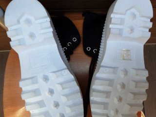 Botas altas negras y blancas nuevas