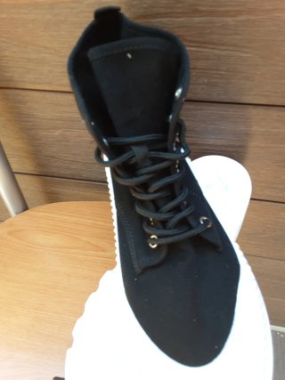 Botas altas negras y blancas nuevas