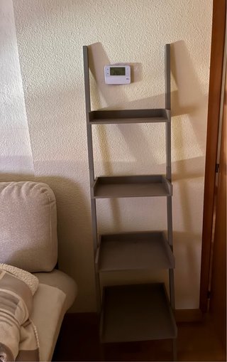 Estantería de madera estilo escalera