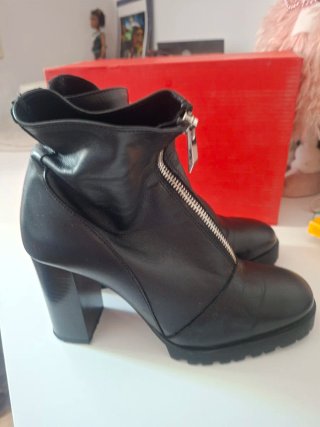 Botines negros con cremallera