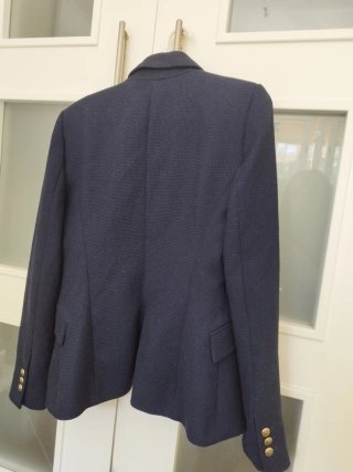 Blazer Zara azul marino con botón dorado
