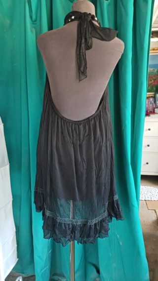 Vestido de verano negro con detalles dorados