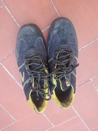 Zapatos de seguridad negros y amarillos
