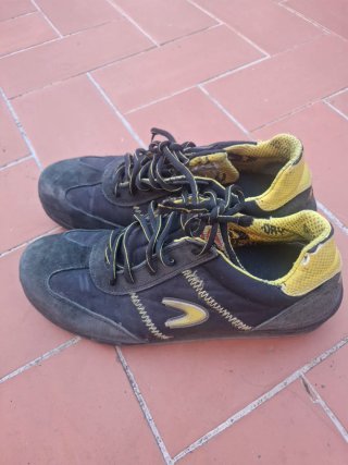 Zapatos de seguridad negros y amarillos