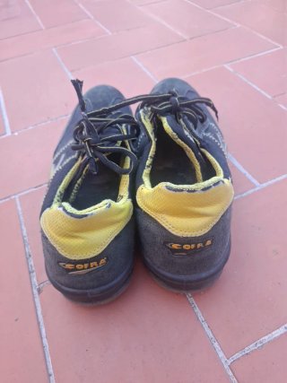Zapatos de seguridad negros y amarillos