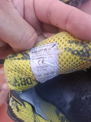Zapatos de seguridad negros y amarillos