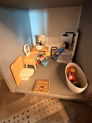 Casita de muñecas de madera