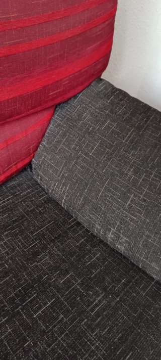 Sofá 3 plazas tela gris y rojo