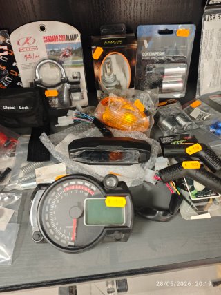 Accesorios para moto: candado, manetas, velocímetr