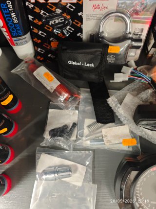 Accesorios para moto: candado, manetas, velocímetr