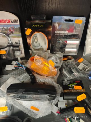 Accesorios para moto: candado, manetas, velocímetr