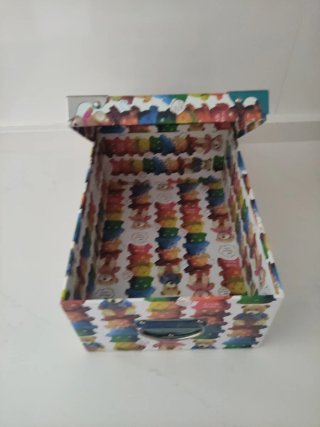 Caja de cartón decorada