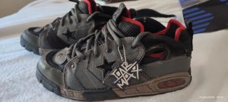 Lote de 4 zapatillas rotas por el paso del tiempo.