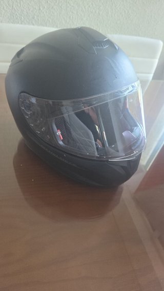 Casco de moto negro con caja