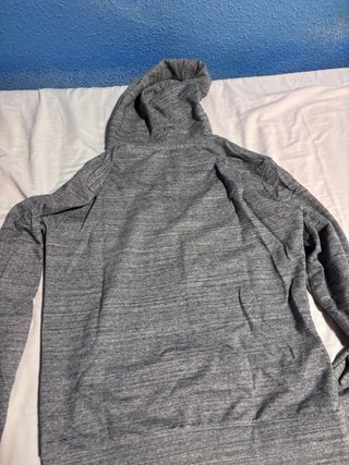 Sudadera con capucha gris y beige